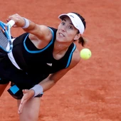Muguruza realiza un saque durante su partido contra Larsson Muguruza realiza un saque durante su partido contra Larsson