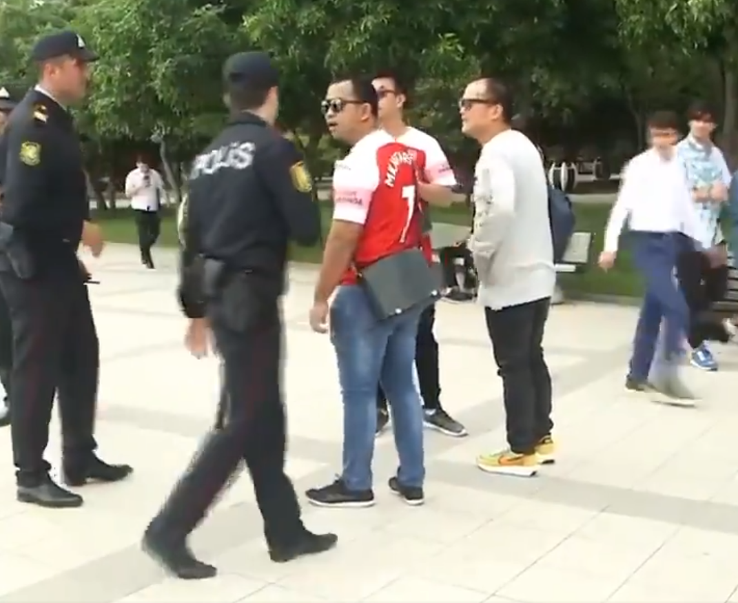 La Policía de Bakú identifica a los aficionados del Arsenal con la camiseta de Mkhitaryan La Policía de Bakú identifica a los aficionados del Arsenal con la camiseta de Mkhitaryan