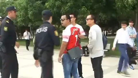 La Policía de Bakú identifica a los aficionados del Arsenal con la camiseta de Mkhitaryan La Policía de Bakú identifica a los aficionados del Arsenal con la camiseta de Mkhitaryan