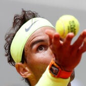 Rafa Nadal se dispone a sacar en Roland Garros