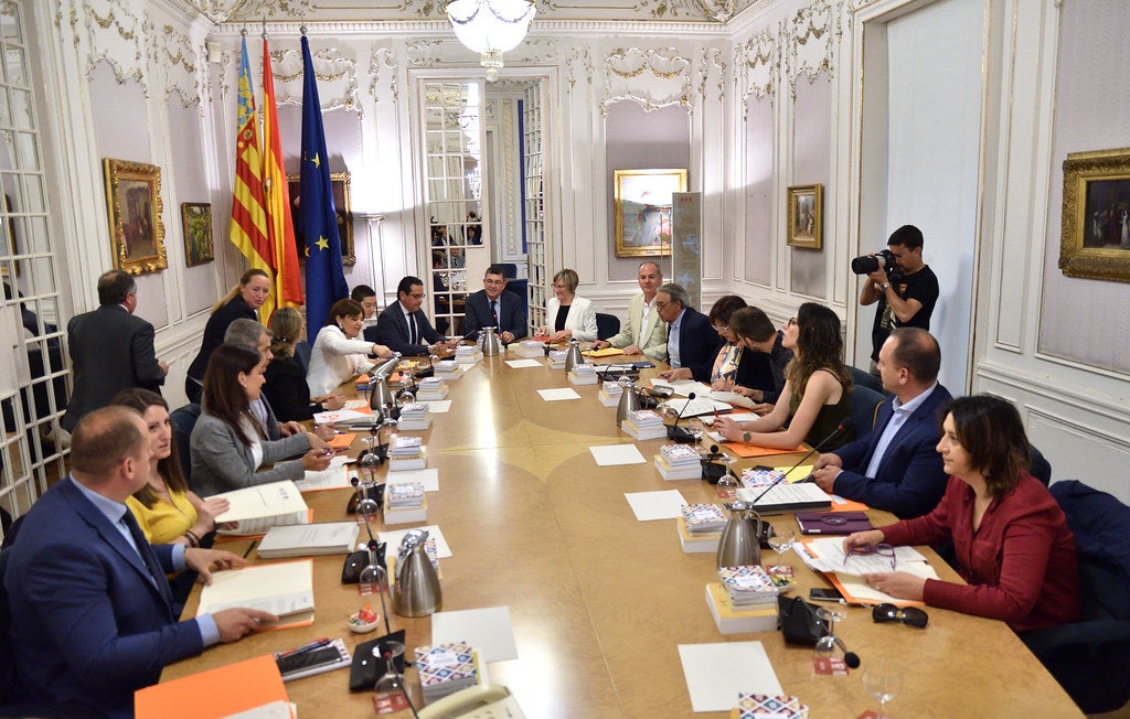 Unides Podem pide "salir del gallinero" en el hemiciclo de les Corts Unides Podem pide "salir del gallinero" en el hemiciclo de les Corts