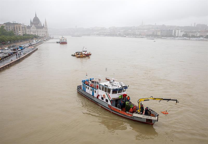 Siete muertos y 21 desaparecidos tras naufragar un barco turístico en Budapest Siete muertos y 21 desaparecidos tras naufragar un barco turístico en Budapest