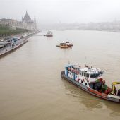 Las fuerzas de seguridad buscan a los desaparecidos en el naufragio en Budapest
