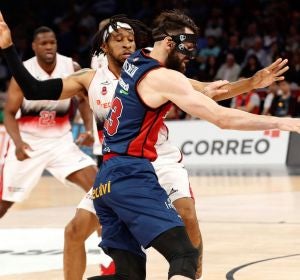Shengelia intenta avanzar ante la defensa de Stanley Okoye Shengelia intenta avanzar ante la defensa de Stanley Okoye