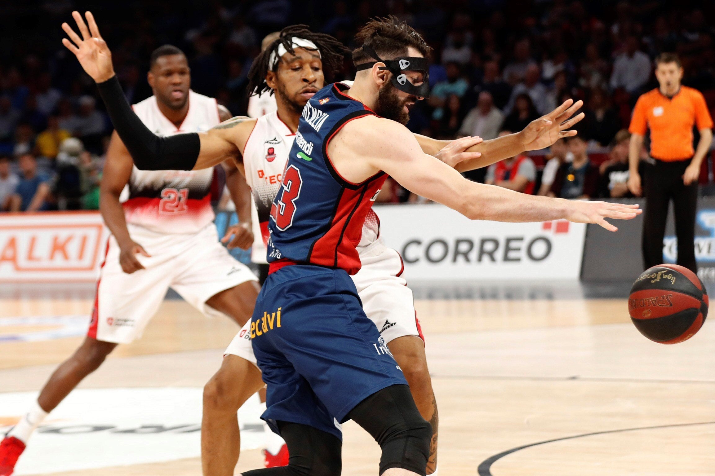 El Zaragoza asalta el Buesa Arena y sorprende al Baskonia en el inicio de su serie de Playoffs El Zaragoza asalta el Buesa Arena y sorprende al Baskonia en el inicio de su serie de Playoffs