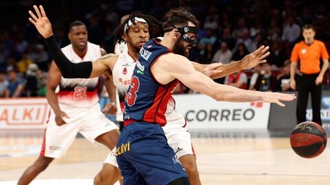 Shengelia intenta avanzar ante la defensa de Stanley Okoye