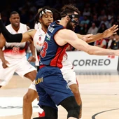 Shengelia intenta avanzar ante la defensa de Stanley Okoye Shengelia intenta avanzar ante la defensa de Stanley Okoye