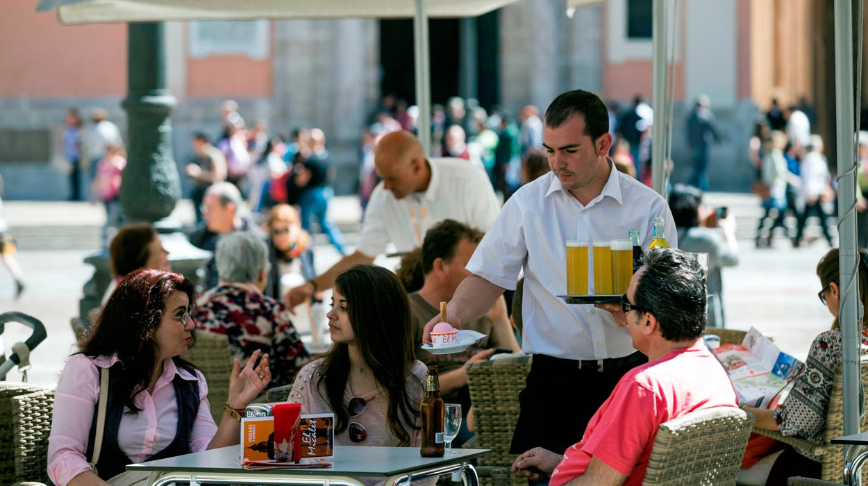 Este verano se generarán más de 600.000 contratos temporales Este verano se generarán más de 600.000 contratos temporales