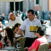 Un camarero sirviendo en una terraza