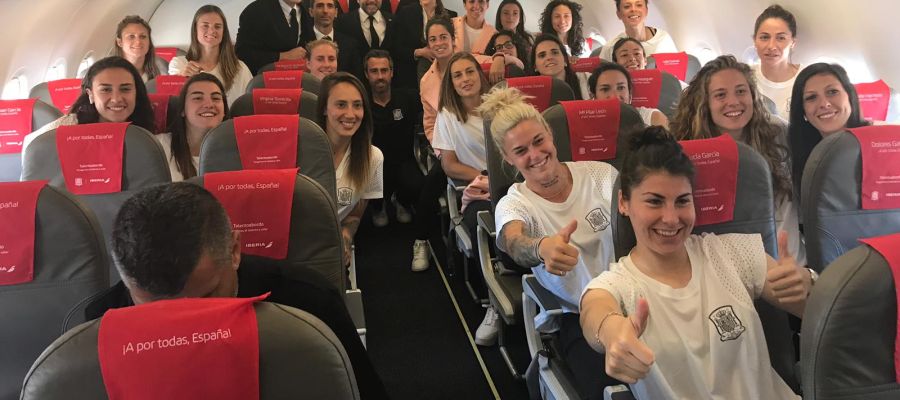 La plantilla de la selección fememina, en el avión camino a Francia La plantilla de la selección fememina, en el avión camino a Francia
