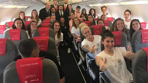 La plantilla de la selección fememina, en el avión camino a Francia La plantilla de la selección fememina, en el avión camino a Francia
