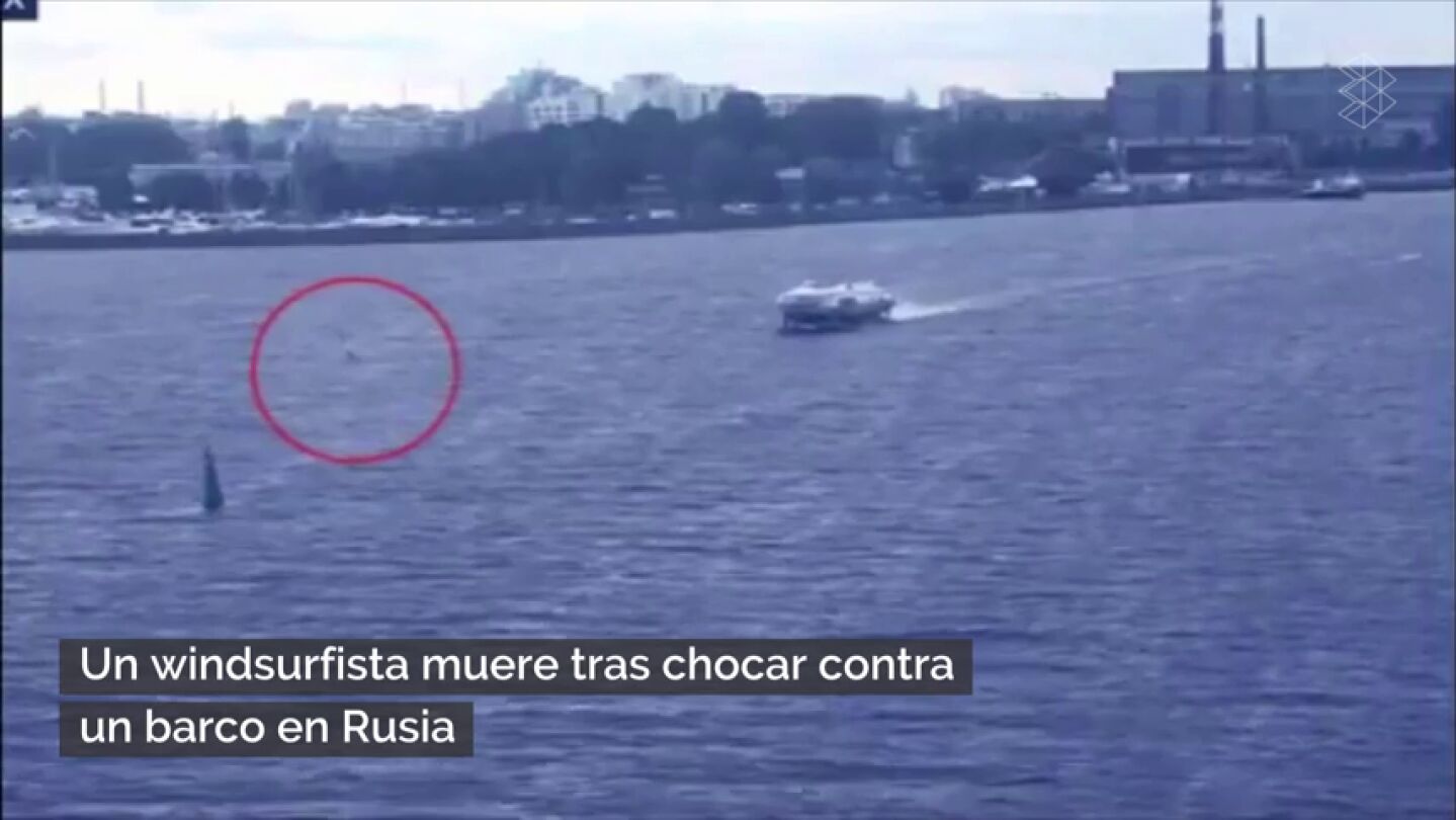Duras imágenes: muere un windsurfista tras chocar contra un barco en San Petersburgo
