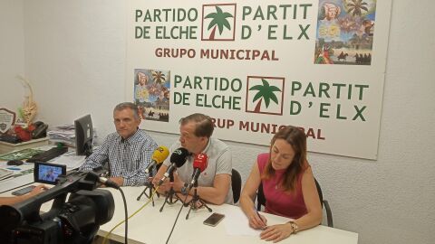 Jes&uacute;s Pareja, en el centro.