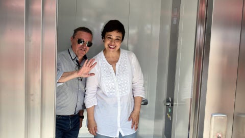 Alberto Lillo y Pilar Zamora, en el ascensor de la Plaza Mayor
