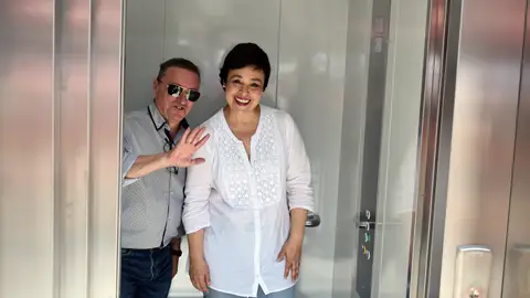 Alberto Lillo y Pilar Zamora, en el ascensor de la Plaza Mayor Alberto Lillo y Pilar Zamora, en el ascensor de la Plaza Mayor