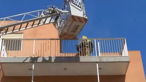 Un bombero de Elche accede al edificio de la vivienda incendiada. Un bombero de Elche accede al edificio de la vivienda incendiada.