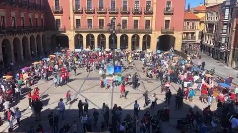 Mercado de Cooperativas Escolares de Valnalón en Gijón En la Plaza Mayor de la ciudad