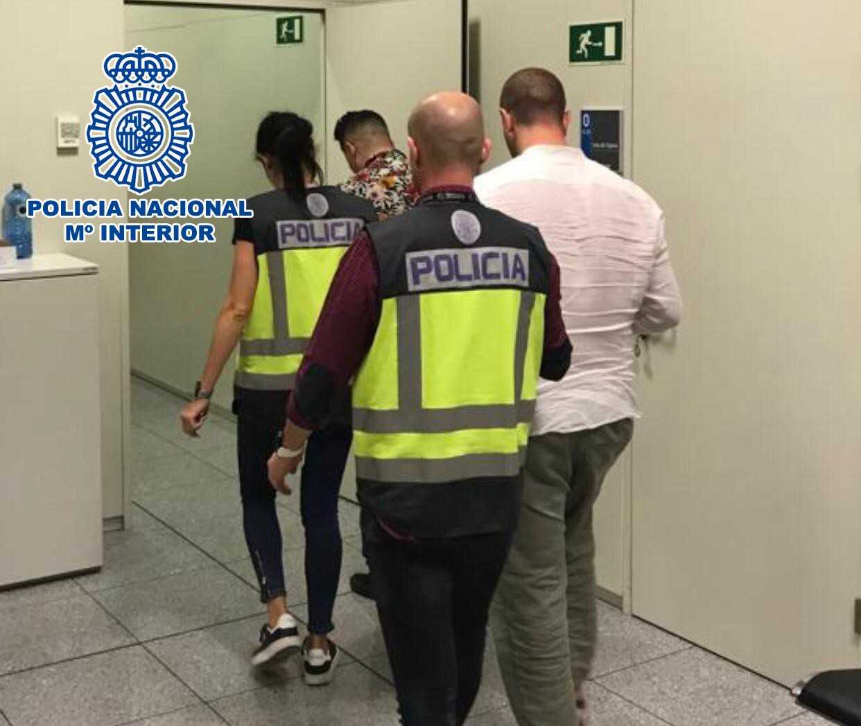 La Policía Nacional detiene en el aeropuerto de El Altet a dos hombres acusados de una decena de hurtos La Policía Nacional detiene en el aeropuerto de El Altet a dos hombres acusados de una decena de hurtos