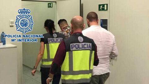 Agentes de la Polic&iacute;a Nacional con los detenidos en el Aeropuerto Alicante-Elche.
