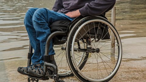 Una persona en silla de ruedas