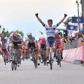 Damiano Cima celebra su victoria en la 18ª etapa del Giro