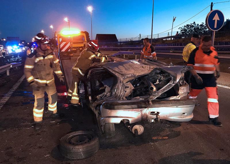 Mueren en un accidente de tráfico tres adolescentes que acababan de graduarse en el instituto en Redondela Mueren en un accidente de tráfico tres adolescentes que acababan de graduarse en el instituto en Redondela