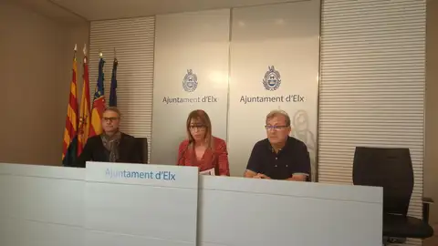 Francisco Alberola, primero por la izquierda, en la presentación como director del Festival Medieval de Elche. Francisco Alberola, primero por la izquierda, en la presentación como director del Festival Medieval de Elche.