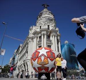 El balón de la final de la Champions, delante del Edificio Metrópolis El balón de la final de la Champions, delante del Edificio Metrópolis