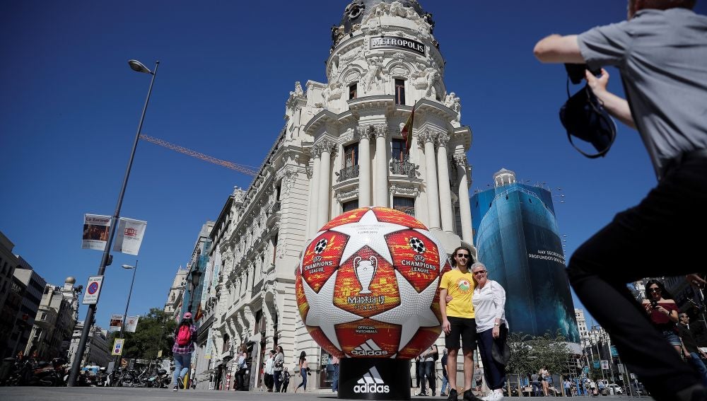 El balón de la final de la Champions, delante del Edificio Metrópolis