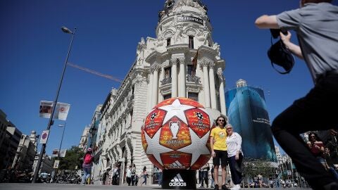 El bal&oacute;n de la final de la Champions, delante del Edificio Metr&oacute;polis