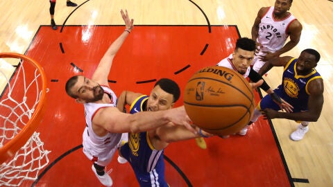 Marc Gasol intenta taponar a Stephen Curry