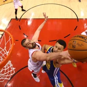 Marc Gasol intenta taponar a Stephen Curry Marc Gasol intenta taponar a Stephen Curry