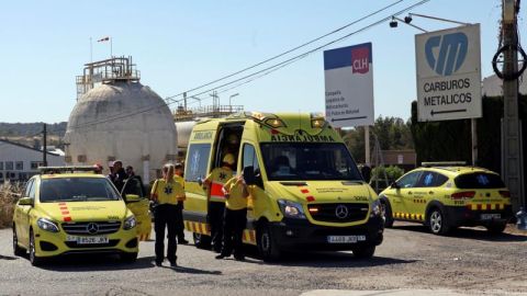 Los equipos de emergencias en el exterior de la fábrica Carburos Metálicos tras el escape de amoníaco