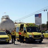 Los equipos de emergencias en el exterior de la fábrica Carburos Metálicos tras el escape de amoníaco