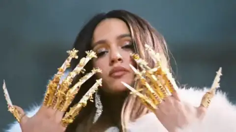 El artista neoyorkino que se esconde tras las uñas postizas del último videoclip de Rosalía El artista neoyorkino que se esconde tras las uñas postizas del último videoclip de Rosalía