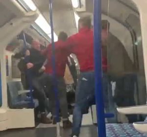 Brutal pelea entre seguidores del Arsenal en el metro de Londres Brutal pelea entre seguidores del Arsenal en el metro de Londres