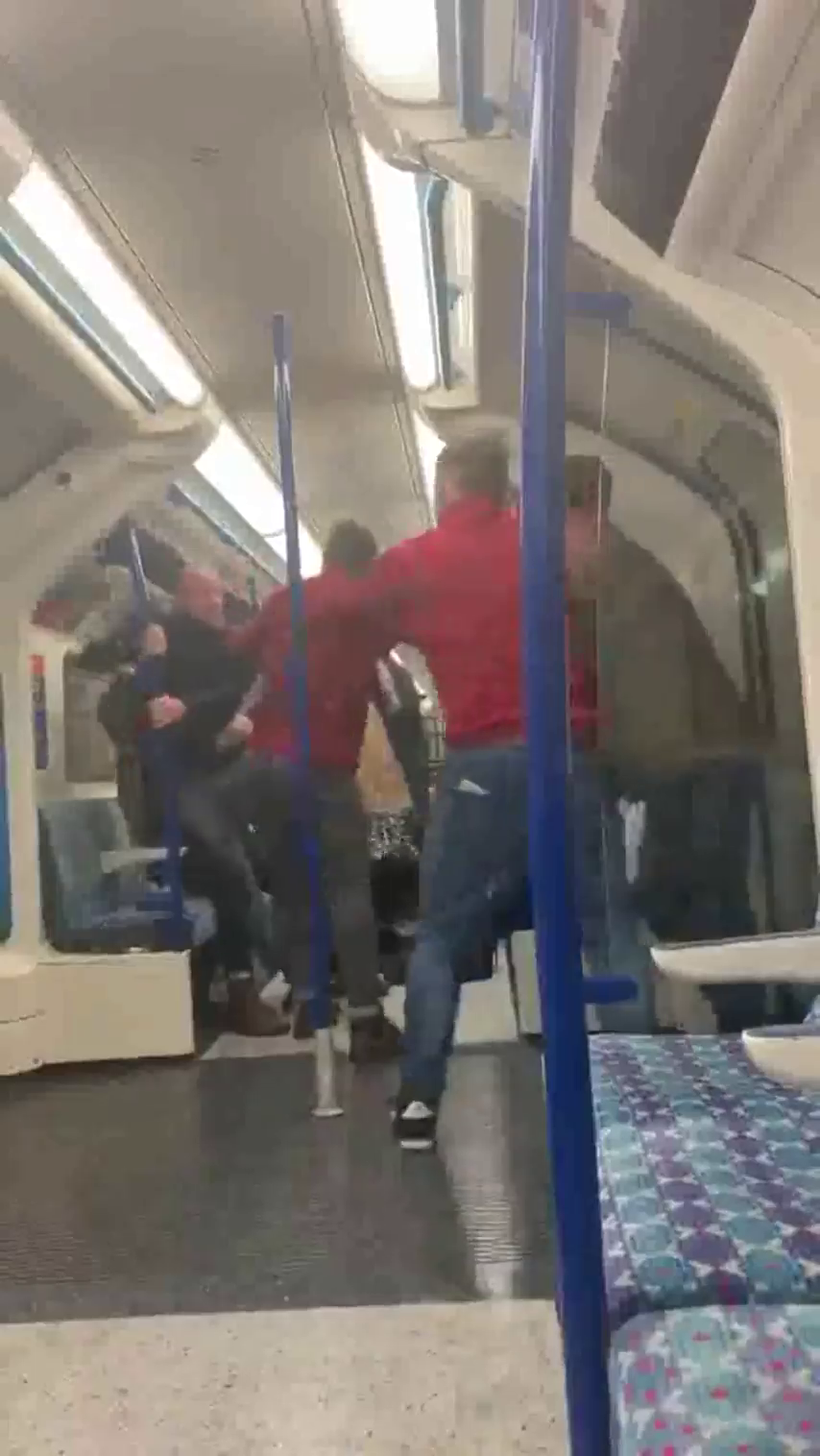 Brutal pelea entre seguidores del Arsenal en el metro de Londres Brutal pelea entre seguidores del Arsenal en el metro de Londres