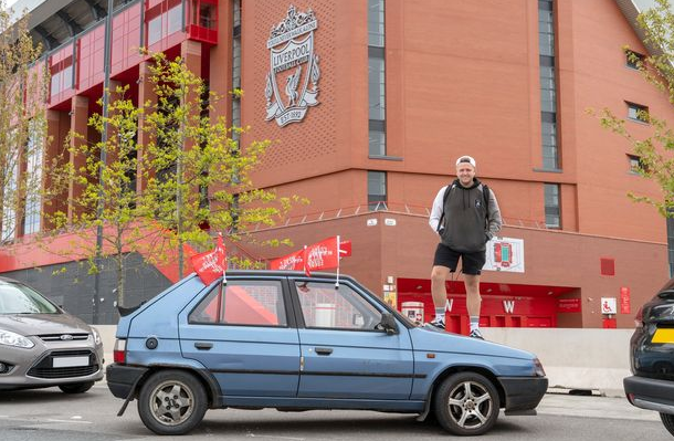 Un fan del Liverpool viaja a Madrid en un coche que compró por 45 euros Un fan del Liverpool viaja a Madrid en un coche que compró por 45 euros