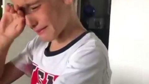 Emocionante v&iacute;deo: el hijo de Borja Valero rompe a llorar tras su acto solidario