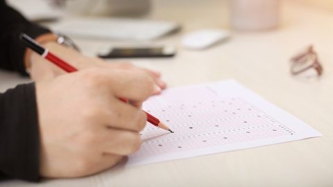 Imagen de archivo de un ni&ntilde;o haciendo un examen