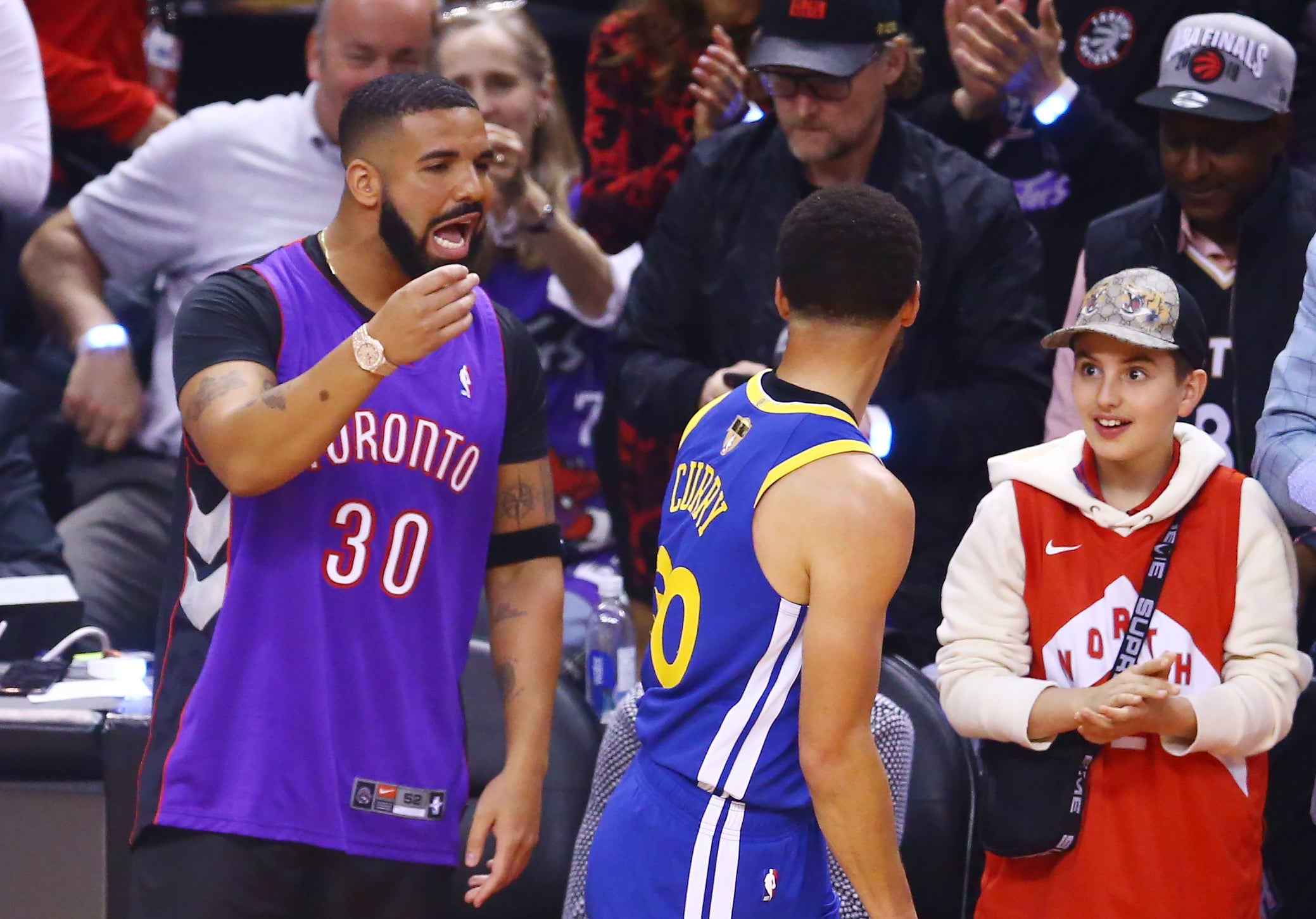 Show de Drake en las Finales de la NBA: insulta a Draymond Green y 'vende' pelusa del pelo de Curry Show de Drake en las Finales de la NBA: insulta a Draymond Green y 'vende' pelusa del pelo de Curry