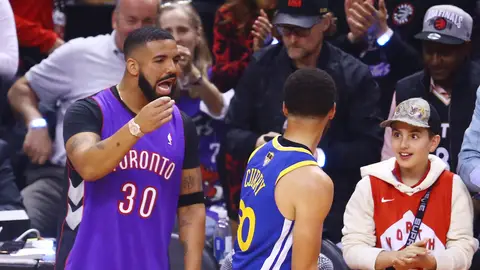Drake increpa a Curry durante las Finales Drake increpa a Curry durante las Finales