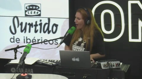 Mar&iacute;a Toledo canta en directo en Surtido de Ib&eacute;ricos