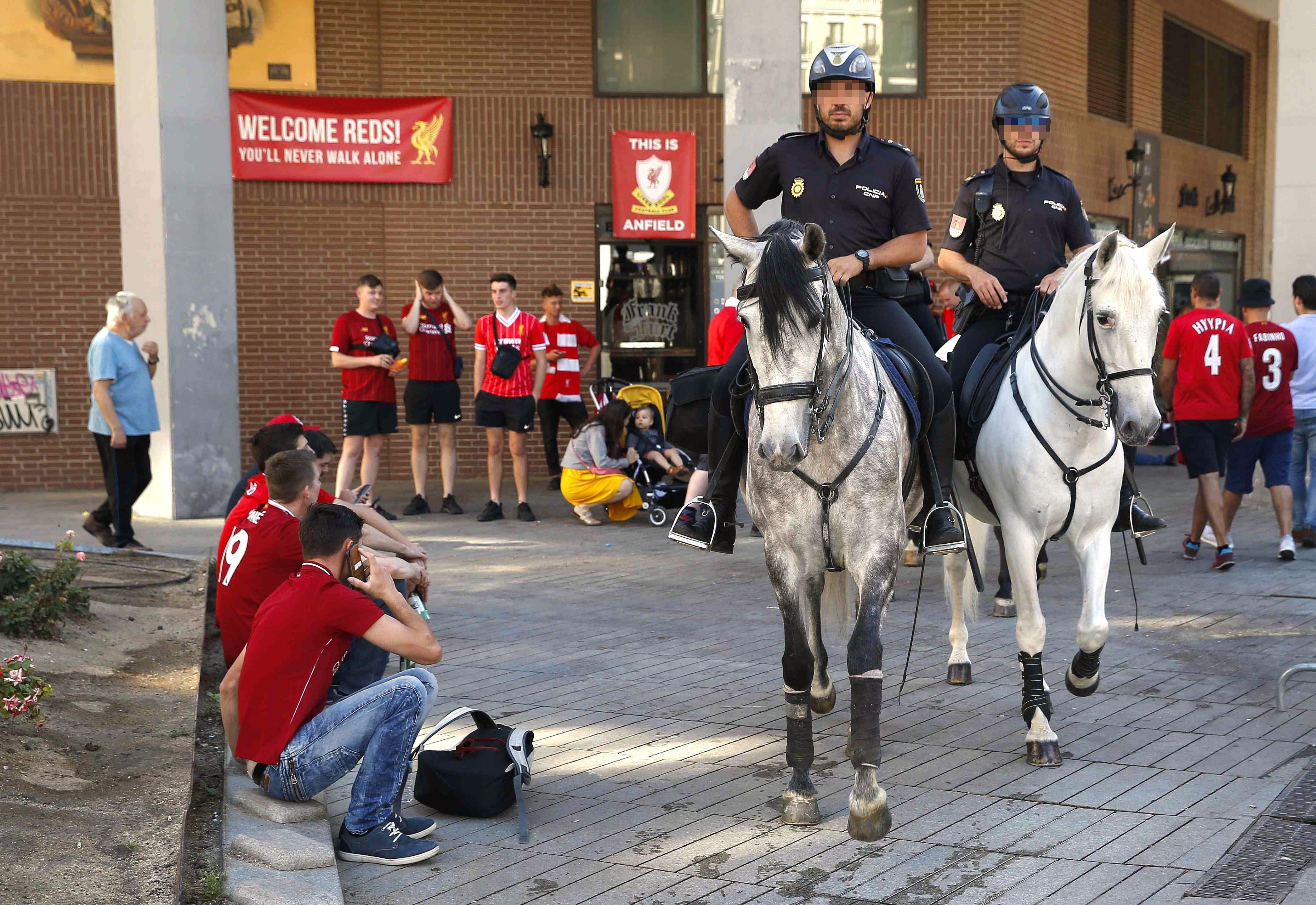 Cinco hinchas británicos detenidos por altercados que dejan un policía herido en Madrid Cinco hinchas británicos detenidos por altercados que dejan un policía herido en Madrid