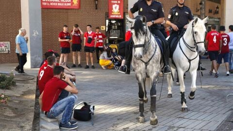 La Polic&iacute;a, a caballo antes de la final