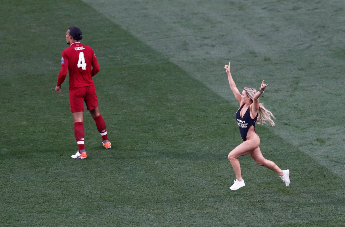 Una espontánea se cuela en plena final de Champions para promocionar una web de contenido para adultos Una espontánea se cuela en plena final de Champions para promocionar una web de contenido para adultos