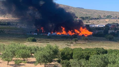Un incendio a pocos metros de la V&iacute;a Parque ha provocado una enorme columna de humo negro.