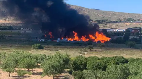 Un incendio a pocos metros de la Vía Parque ha provocado una enorme columna de humo negro. SUCESOS