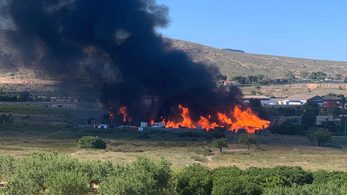 Un incendio a pocos metros de la Vía Parque ha provocado una enorme columna de humo negro. SUCESOS