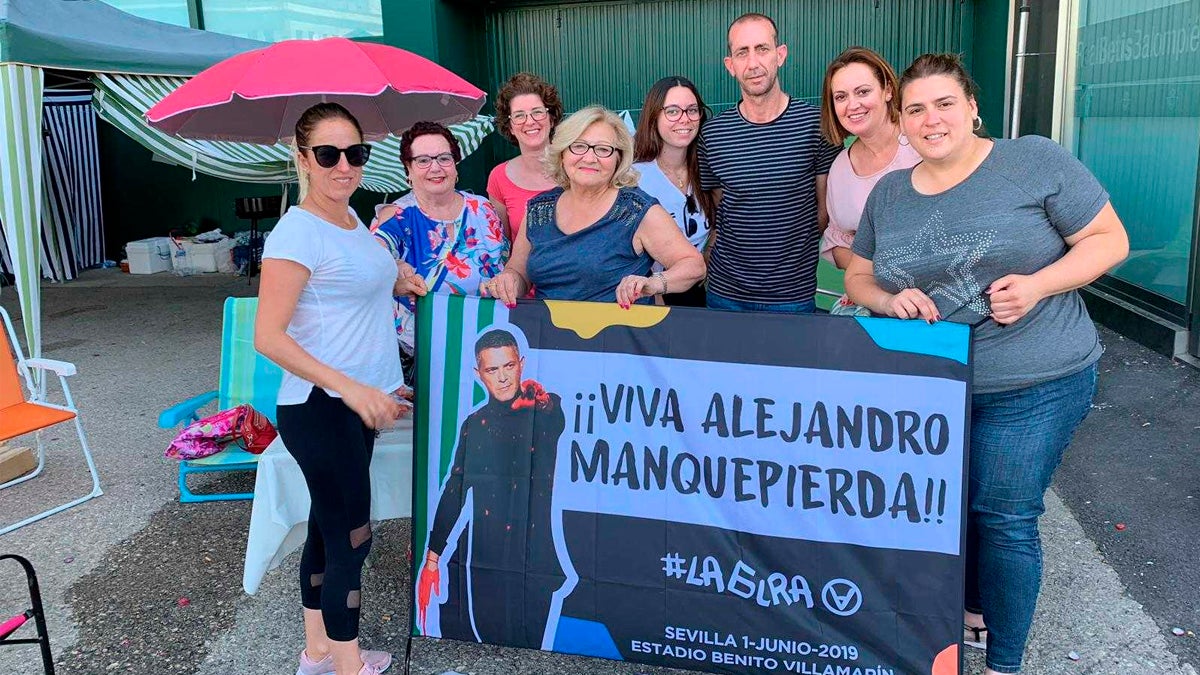 Rocío, fan acampada para el concierto de Alejandro Sanz: "Hemos hecho hasta una barbacoa en la cola" Rocío, fan acampada para el concierto de Alejandro Sanz: "Hemos hecho hasta una barbacoa en la cola"